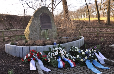 Kränze am Denkmal