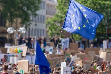 EU-Fahnen auf einer Fridays For Future-Demo in Köln