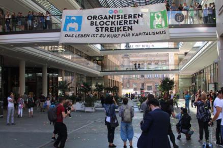 Blockupy am 2. September 2016 in der Mall of Shame in Berlin Blockupy am 2. September 2016 in der Mall of Shame in Berlin