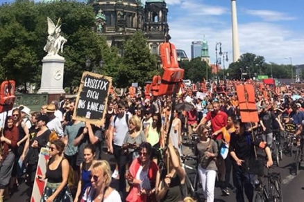 12.000 bei der Seebrücke Demo in Berlin 12.000 bei der Seebrücke Demo in Berlin